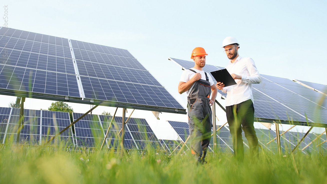 Energiespezialisten vor Photovoltaikanlage